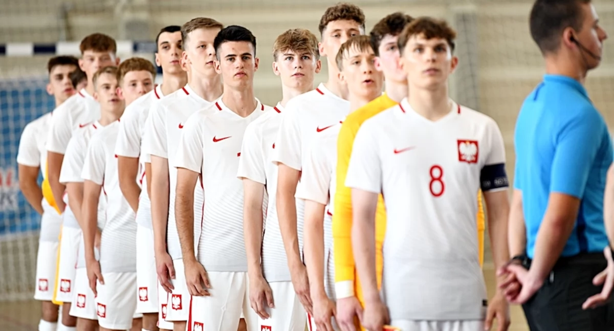 Oskar Dmochewicz (szósty z prawej) ma za sobą występy w reprezentacji Polski U-19. Fot. PZPN