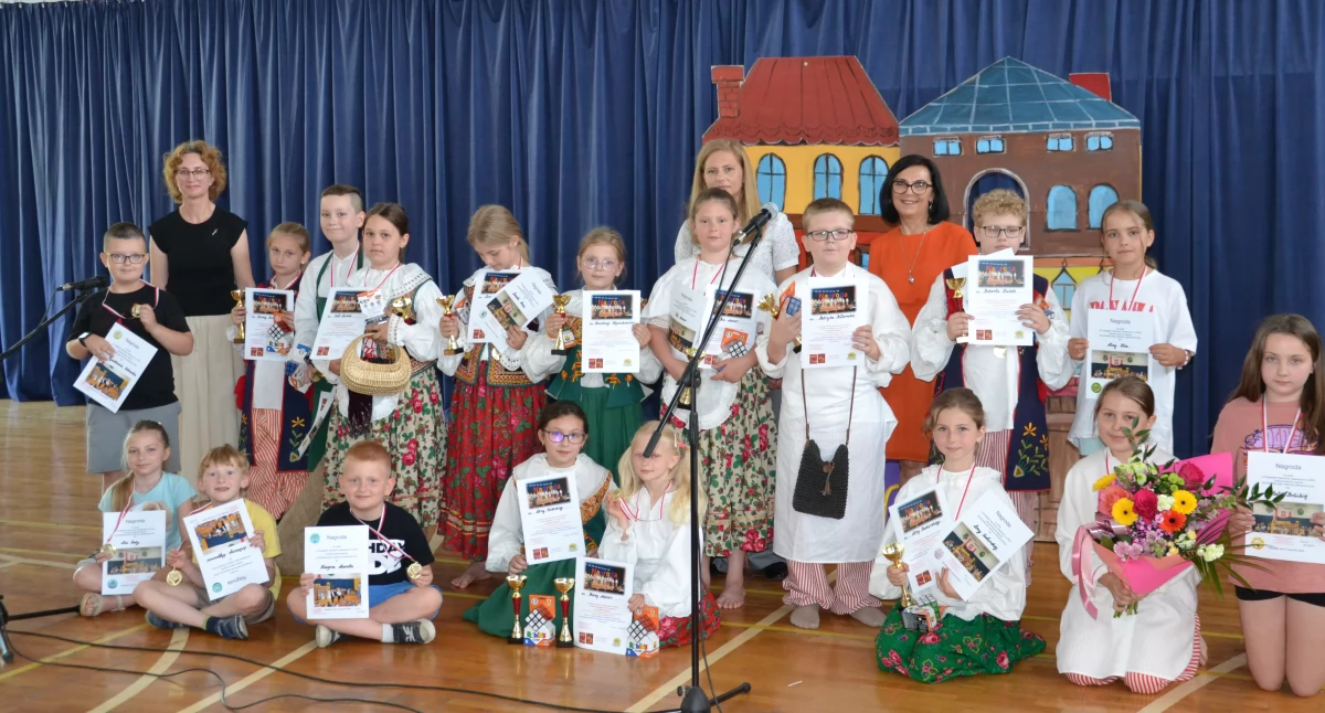 Rok 2025 przyniósł Szkolnemu Zespołowi Teatralnemu „Muza z Jedenastki”, pracującemu pod kierunkiem Iwony Kudyby, sporo laurów. Fakt ten doceniono 25 czerwca, przyznając młodym adeptom sztuki teatralnej nagrody za osiągnięte sukcesy./ FOT. ZW