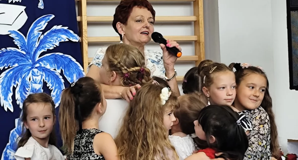 – Dziękuję wam za to, że każdego dnia przypominaliście mi, po co tutaj jesteśmy. To dla was istniejemy jako szkoła i to dzięki wam praca miała sens i dawała tyle satysfakcji – zwróciła się do uczniów B. Nawojska-Synus./ FOT. ze zbiorów własnych