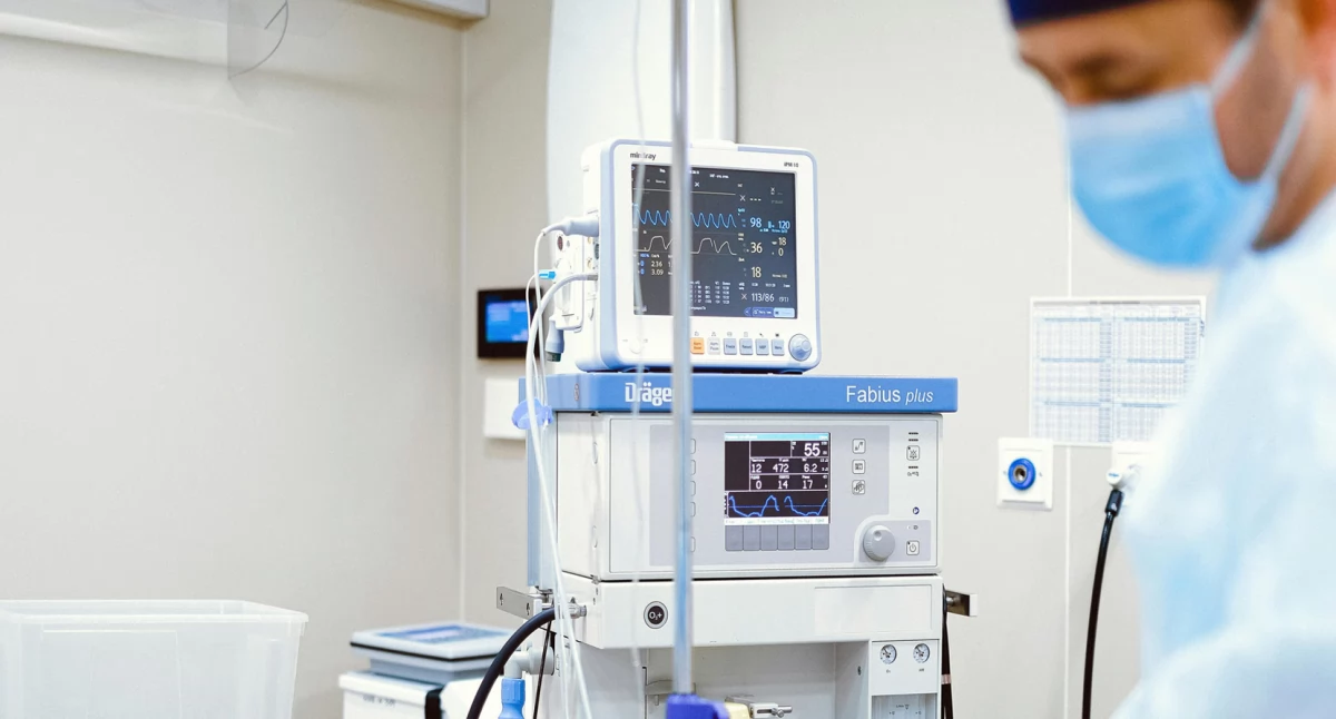 Stacja Dializ zlokalizowana w przemyskim szpitalu jest newralgicznym pomieszczeniem, wymagającym wysokiego stopnia czystości mikrobiologicznej. Sprawna klimatyzacja, wyposażona w filtry usuwające zanieczyszczenia i drobnoustroje z powietrza,  zapewnia bezpieczne środowisko dla osób dializowanych. Jest też nieoceniona z powodu komfortu pacjentów./ FOT. WSzwP