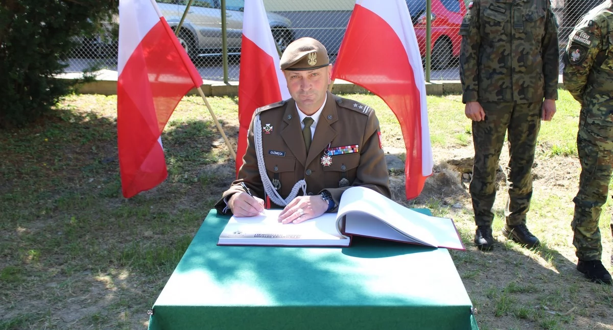– Odchodząc ze stanowiska, pozostawiam część siebie w tej jednostce. Ale wychodzę z niej bogatszy o doświadczenia, o przyjaźnie, o wspólne przeżycia, które na zawsze pozostaną  w moim sercu – powiedział były już zastępca dowódcy 20. Przemyskiej Brygady Terytorialnej im. gen. dyw. Stefana Roweckiego ps. „Grot” ppłk Stanisław Guźmięga. Fot. 20. Przemyska BOT