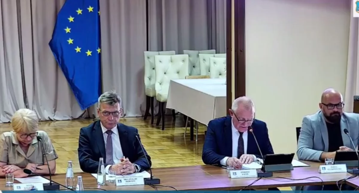 Włodarz miasta nie uniknął słownej konfrontacji ze skarżącą, która była obecna na sesji 30 czerwca. – Rozbierać drogi nie będziemy, bo są to pieniądze publiczne. Nie mam żadnych możliwości, by spełnić pani oczekiwania, bo są to żądania nierealne do wykonania – podsumował./ FOT. kadr z nagrania