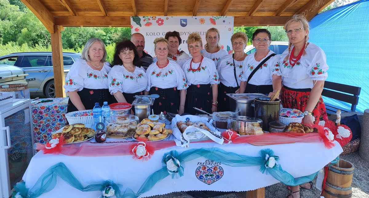 Starsi mogli podziwiać m.in. szereg tematycznych wystaw, kramy z rękodziełem, prezentacje kulinarne. Ba, mogli nawet skosztować frykasów, bo tych przygotowanych było pod dostatkiem. Fot. UG Fredropol