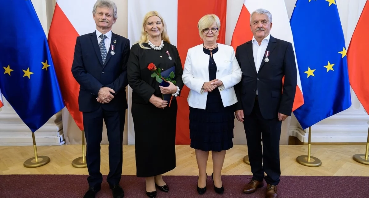 Wśród wyróżnionych znalazło się troje radnych Rady Miejskiej w Przemyślu: Grażyna Stojak, Jerzy Krużel oraz Ryszard Kulej. Na zdjęciu w towarzystwie wojewody podkarpackiej Teresy Kubas-Hul. Fot. Jerzy Żygadło/PUW Rzeszów