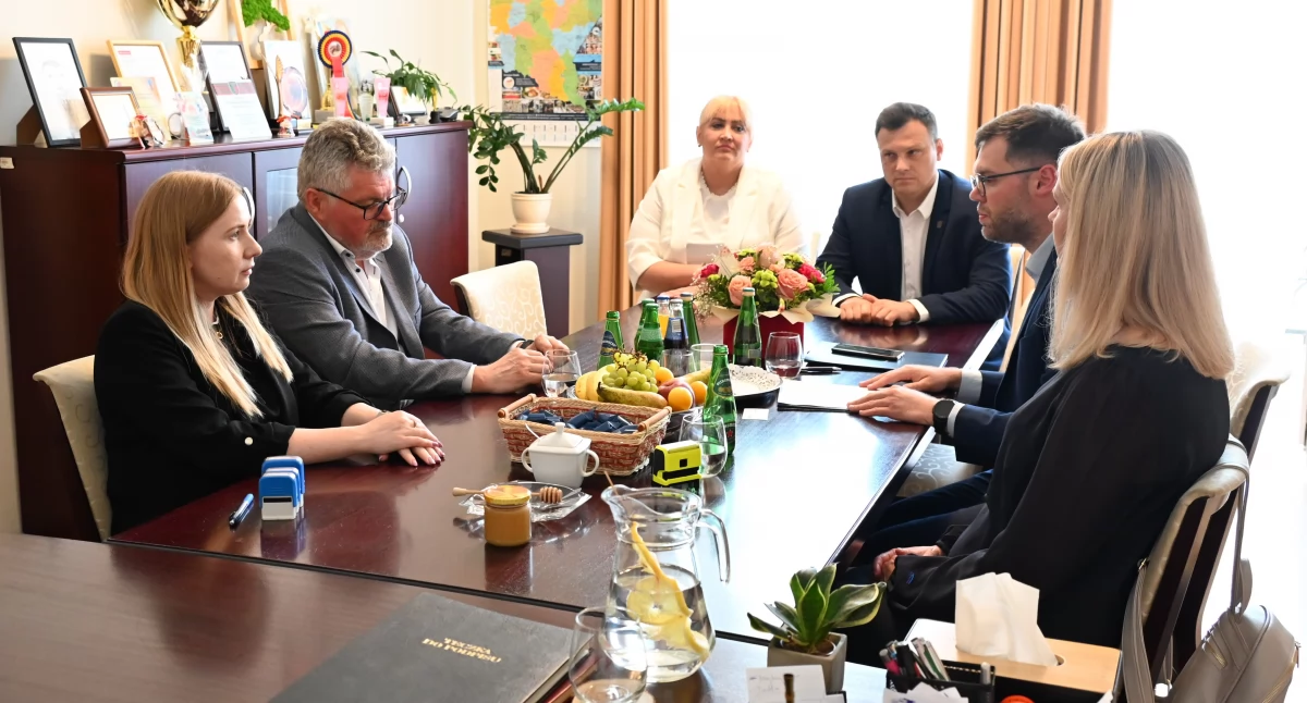 Pięć zadań drogowych, planowanych w ramach tego przedsięwzięcia finansowanego pospołu przez miasto i powiat, ma być gotowych jeszcze w tym roku. Taka deklaracja padła 25 czerwca, podczas podpisania stosownej umowy przez Powiatowy Zarząd Dróg w Jarosławiu z wykonawcami prac./ FOT. M. Frankiewicz