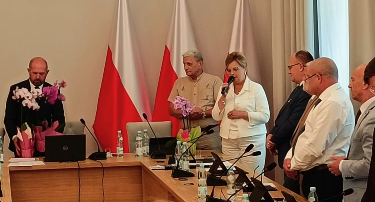 Starosta Bożena Ryczan, odbierając gratulacje, podkreśliła, że na sukces, jakim jest jednomyślna pozytywna decyzja w sprawie wotum zaufania i absolutorium, składa się praca całego zespołu starostwa i jednostek podległych./ FOT. starostwo Powiatowe w Przemyślu