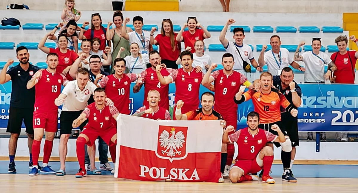 Reprezentacja Polski niesłyszących w futsalu zajęła znakomite 6. miejsce w mistrzostwach świata, rozegranych we Włoszech. Drugi z lewej w drugim rzędzie (nr 12 na koszulce) Tomasz Orłoś. Fot. zbiory własne