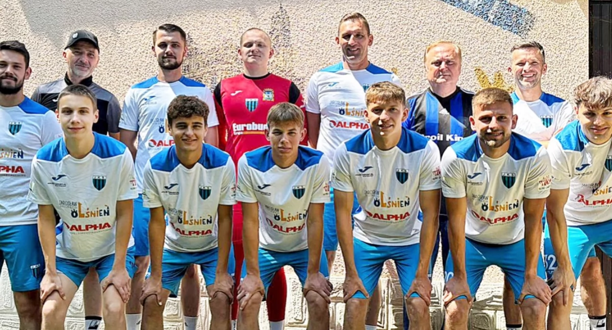 JKS wystąpił w kombinowanym zestawieniu. Oprócz piłkarzy pierwszego zespołu oraz juniorów, w składzie czarno-niebieskich znalazły się dawne legendy jarosławskiego klubu: Maciej Saramak (trzeci z prawej w górnym rzędzie) oraz Marek Soczek (pierwszy z prawej w górnym rzędzie). Fot, Michał Łabuś