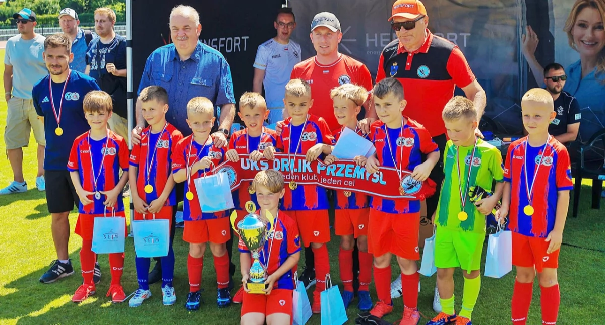 Zwycięzcy kategorii U-8, czyli rocznika 2017 – ekipa Dumy Przemyśla Szkółki Piłkarskiej Polonii Przemyśl. Fot. Kamil Krukiewicz