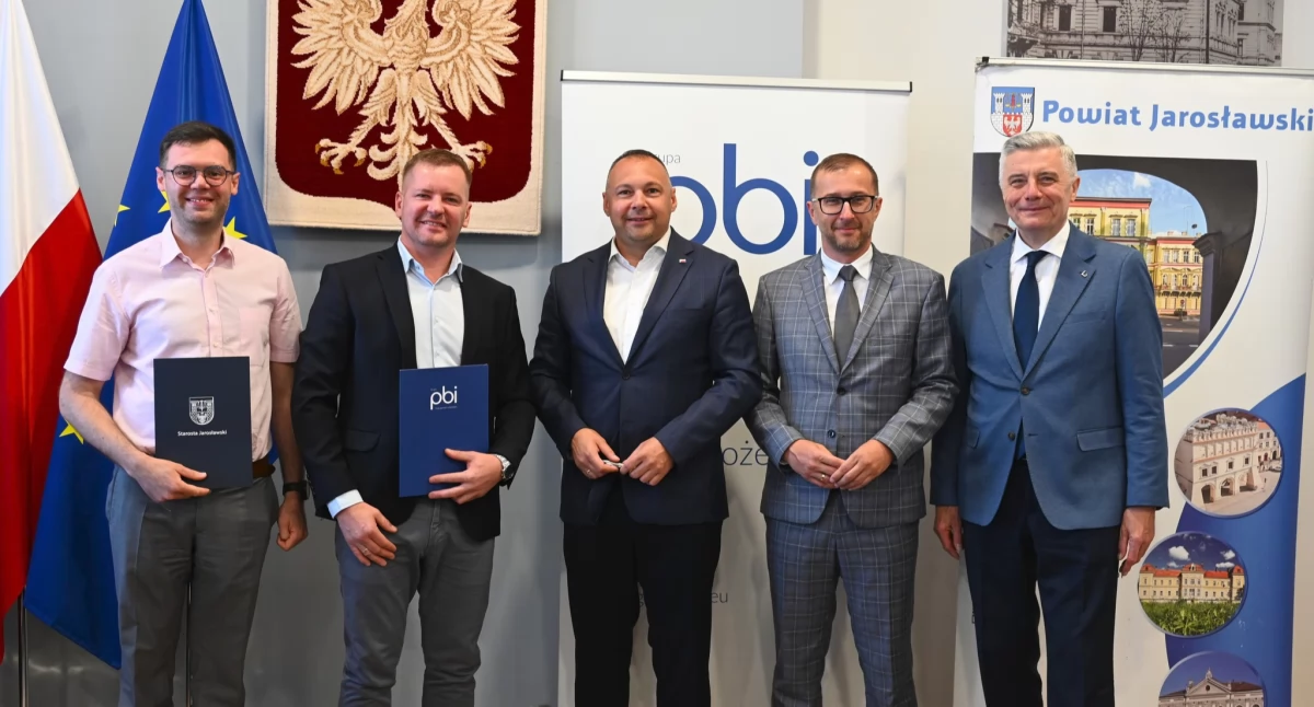 3 lipca br. w sali narad Starostwa Powiatowego w Jarosławiu podpisane zostały umowy na obie inwestycje. W wydarzeniu uczestniczyli: starosta jarosławski Kamil Dziukiewicz, wicestarosta jarosławski Krzysztof Cebulak, członkowie zarządu – Andrzej Wyczawski i Wacław Szkoła, burmistrz Pruchnika Stanisław Kłopot oraz wójt gminy Pawłosiów Mariusz Reń. Umowę w ich imieniu z wykonawcami prac parafował dyrektor Powiatowego Zarządu Dróg w Jarosławiu Paweł Tworek. Fot. Starostwo Powiatowe Jarosław