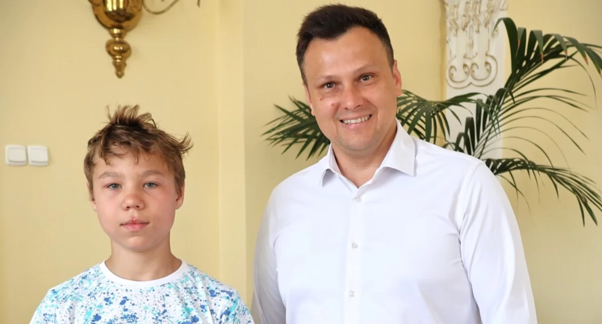 W poniedziałek, 7 lipca burmistrz Marcin Nazarewicz osobiście podziękował Dawidowi za jego odwagę, rozwagę i godne naśladowania zachowanie, goszcząc go w jarosławskim magistracie./ Fot. M.Młynarska/UM Jarosław