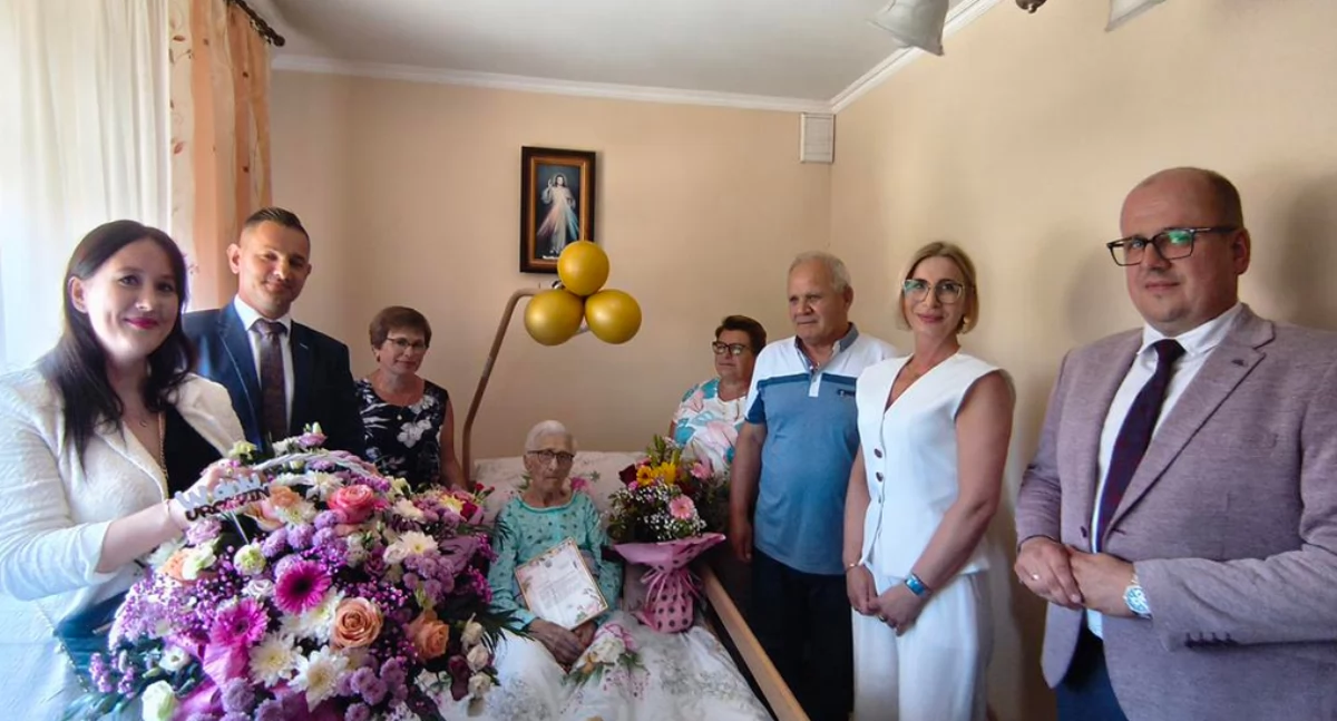 Szanowna Jubilatka otrzymała m.in okolicznościowe listy gratulacyjne, kwiaty a przede wszystkim najserdeczniejsze życzenia, do których dołącza się również cała nasza redakcja./Fot. UG Gać