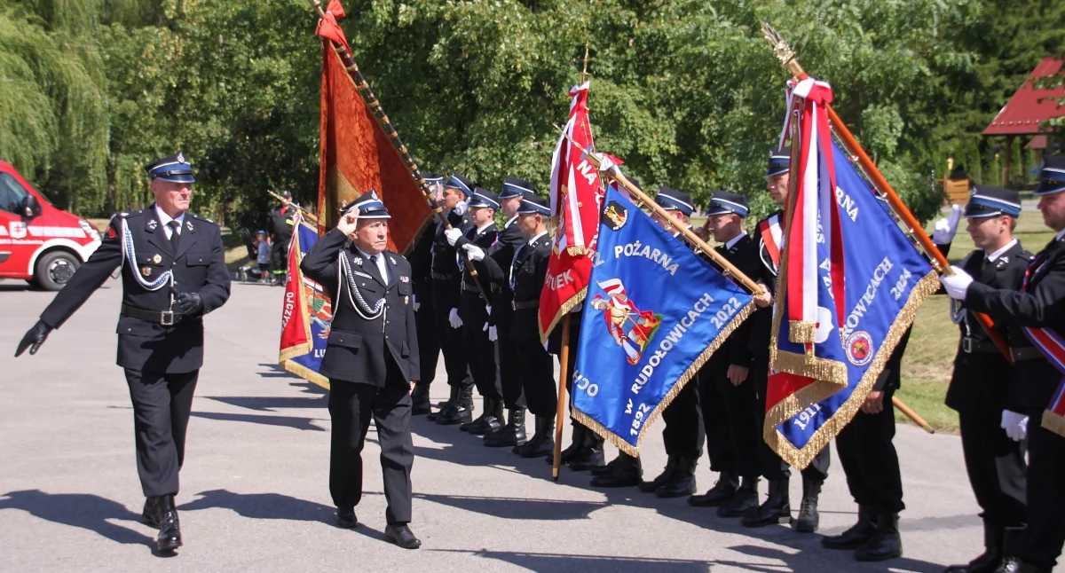 To jubileuszowe wydarzenie zgromadziło druhów i wielu gości, którzy wraz z nimi zechcieli uczcić bogatą historię służby, odwagi i zaangażowania na rzecz bezpieczeństwa lokalnej społeczności./Fot. UG Roźwienica