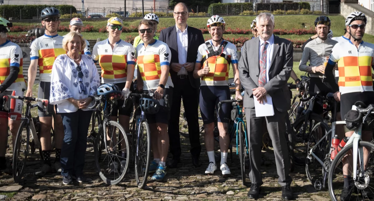 Blisko 40 rowerzystów, biorących udział w wyjątkowej inicjatywie humanitarnej, spotkało się rankiem, 11 lipca br., na przemyskim Rynku z prezydentem Przemyśla Wojciechem Bakunem. Fot. Tomasz Trojnar/UM Przemyśl