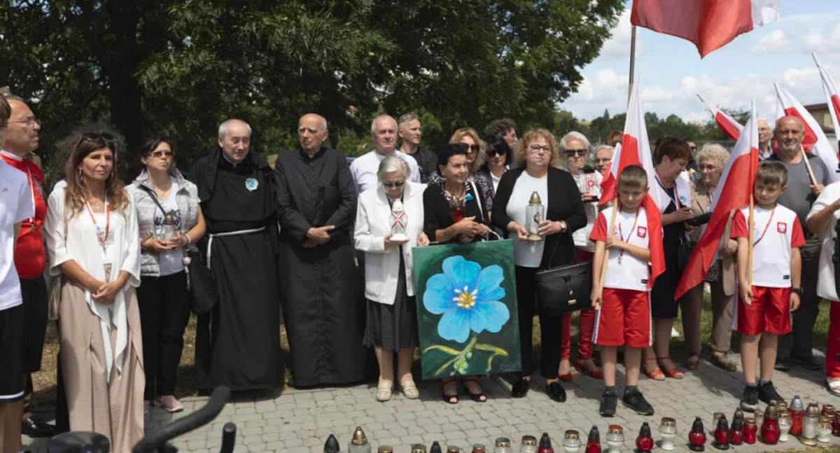 Uroczystości w Przemyślu rozpoczęły się w samo południe od dźwięku syren, które rozległy się w całym mieście. Przy Rondzie Ofiar Wołynia zgromadzeni odśpiewali Mazurka Dąbrowskiego, modląc się za tysiące ofiar. Fot. Tomasz Trojnar/UM Przemyśl