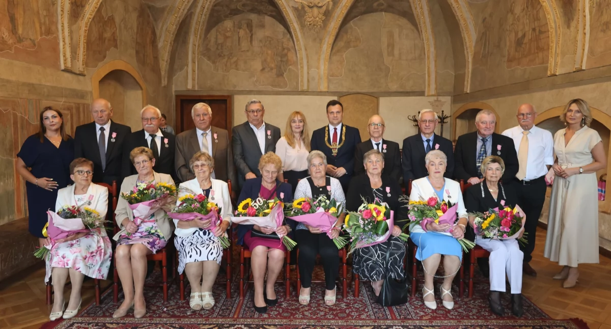 W pięknej sali ślubów jarosławskiego ratusza odbyła się uroczystość „Złotych Godów”, czyli jubileusz 50-lecia pożycia małżeńskiego. Dziesięć par świętowało pół wieku wspólnego życia, miłości, wytrwałości i wzajemnego wsparcia. Fot. UM Jarosław