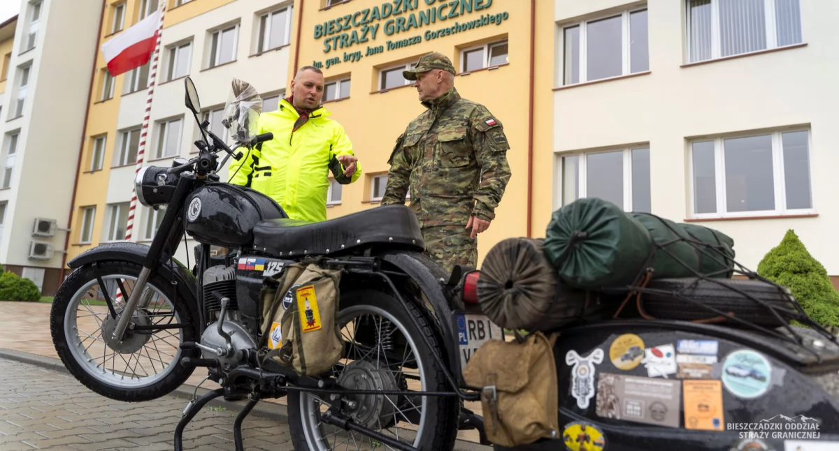 W pierwszym dniu wyprawy wokół granic RP zawitał do... pracy, czyli komendy BiOSG w Przemyślu. Tam o swojej pasji opowiedział szefowi, gen. bryg. SG Tomaszowi Zybińskiemu. Fot. BiOSG Przemyśl