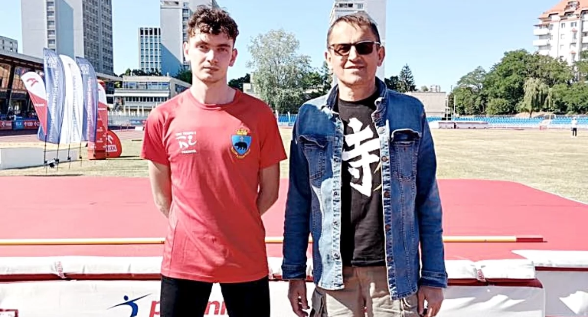 Patryk Pelc (ze swoim trenerem Markiem Radochońskim) zajął podczas krakowskich mistrzostw 6. miejsce  skoku wzwyż. Fot. zbiory własne
