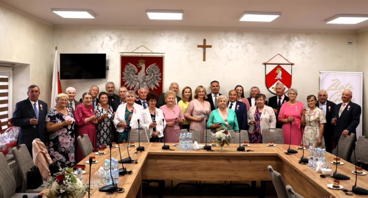 Jubilatom serdeczne gratulacje złożyli m.in. wójt gminy Radymno Bogdan Szylar, kierownik USC w Radymnie Ewelina Kaczmarz oraz sekretarz gminy Beata Gałęza./Fot. UG Radymno
