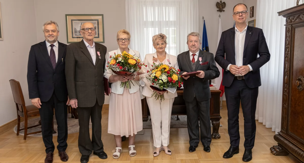Medal za Długoletnie Pożycie Małżeńskie jest formą uhonorowania trwałości związku i stanowi nagrodę za wspólnie spędzone lata. Tym razem trafił do dwóch par małżonków, którzy przeżyli ze sobą co najmniej pół wieku./Fot. UM Przemyśl 