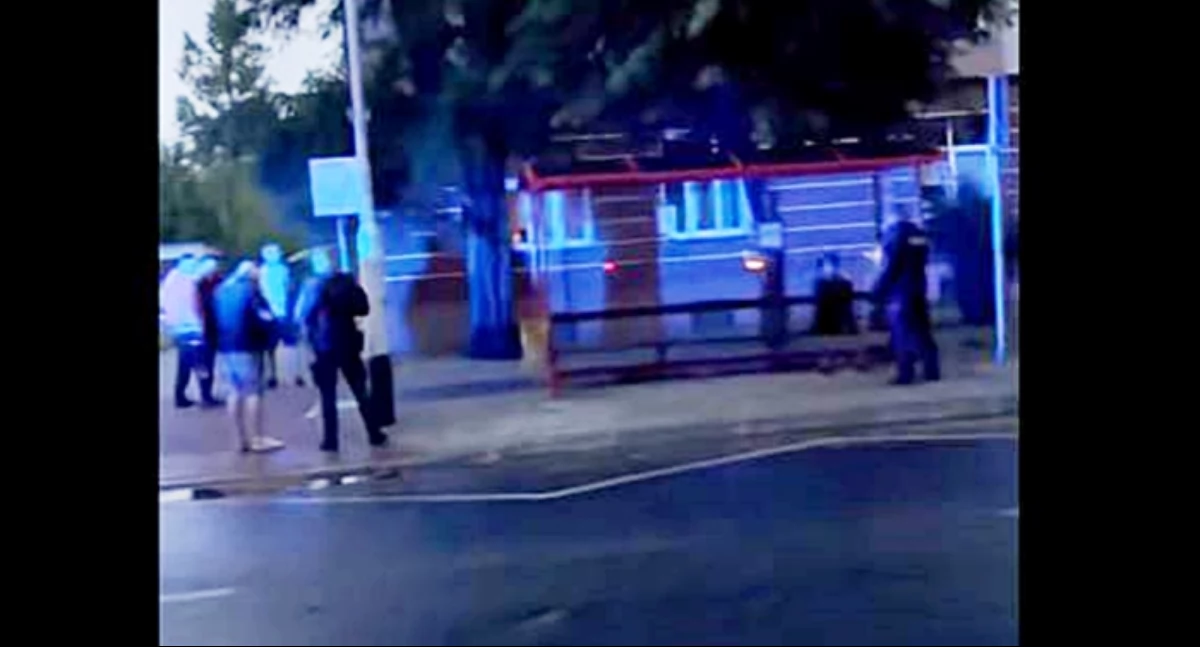 Młody Jemeńczyk podczas kontroli funkcjonariuszy policji. Fot. screen z opubikowanego na FB filmu