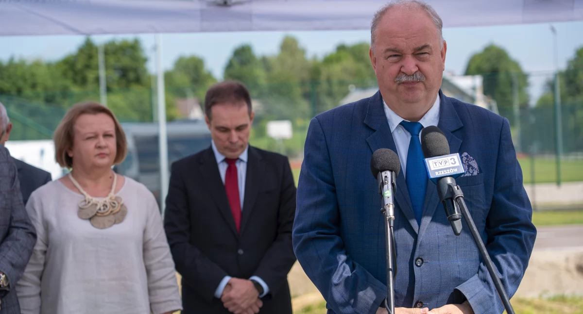 Spotkanie w Dachnowie umożliwiło pełne zapoznanie się ze stanem zaawansowania realizacji projektu pod nazwą „Przebudowa/rozbudowa/budowa drogi wojewódzkiej nr 865 na odcinku Sobiecin – Cieszanów”. Projekt ma cztery odcinki, które są realizowane przez trzech wykonawców: Mosty Łódź SA, Eurovia Polska SA oraz Przedsiębiorstwo Drogowo-Mostowe SA w Dębicy. Fot. Urząd Marszałkowski Rzeszów