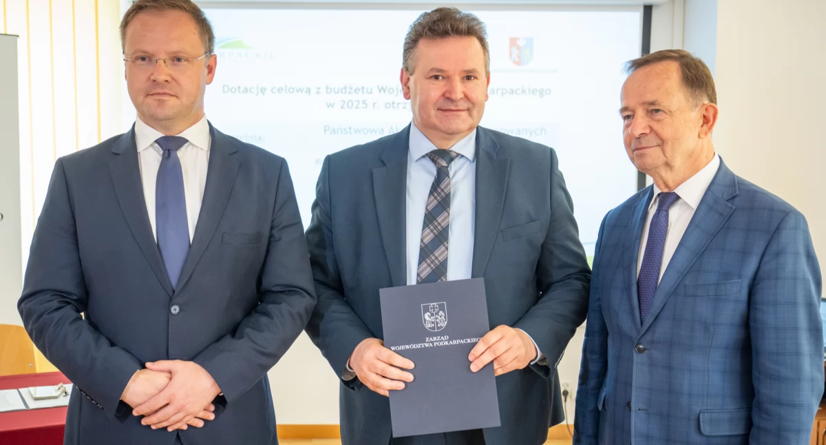 W imieniu Państwowej Akademii Nauk Stosowanych w Przemyślu umowę parafował prorektor ds. rozwoju i współpracy dr Sławomir Solecki (w środku). Fot. Urząd Marszałkowski Rzeszów