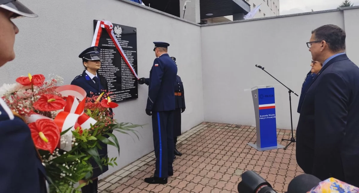 Pamiątkowa tablica umieszczona została przed budynkiem przemyskiej komendy. Widnieją na niej nazwiska 44 funkcjonariuszy stojących na straży prawa w II RP, zamordowanych w 1940 r. przez Sowietów, ale inskrypcja wspomina także innych znanych i nieznanych z imienia i nazwiska, którzy byli ofiarami katyńskiego mordu. Fot. KMP Przemyśl