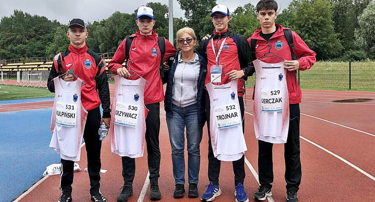 Męska sztafeta 4x100 m, podopieczni Marii Sugier (w środku), zajęli w imprezie 7. miejsce. Fot. zbiory własne