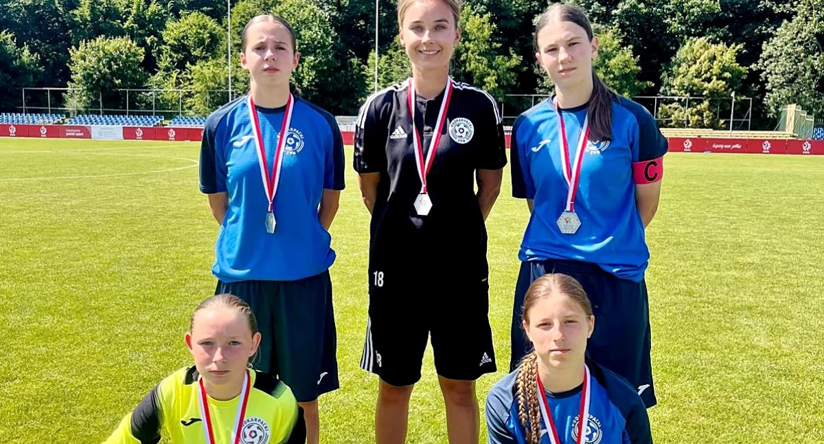 Aleksandra Cichy, Lena Januszyńska (obie Akademia Piłkarska Perfect Przeworsk) i Maja Radoń (UKS SMS Przemyśl) zdobyły srebro podczas turnieju finałowego o Puchar im. Ireny Półtorak. Fot. AP Stal Rzeszów