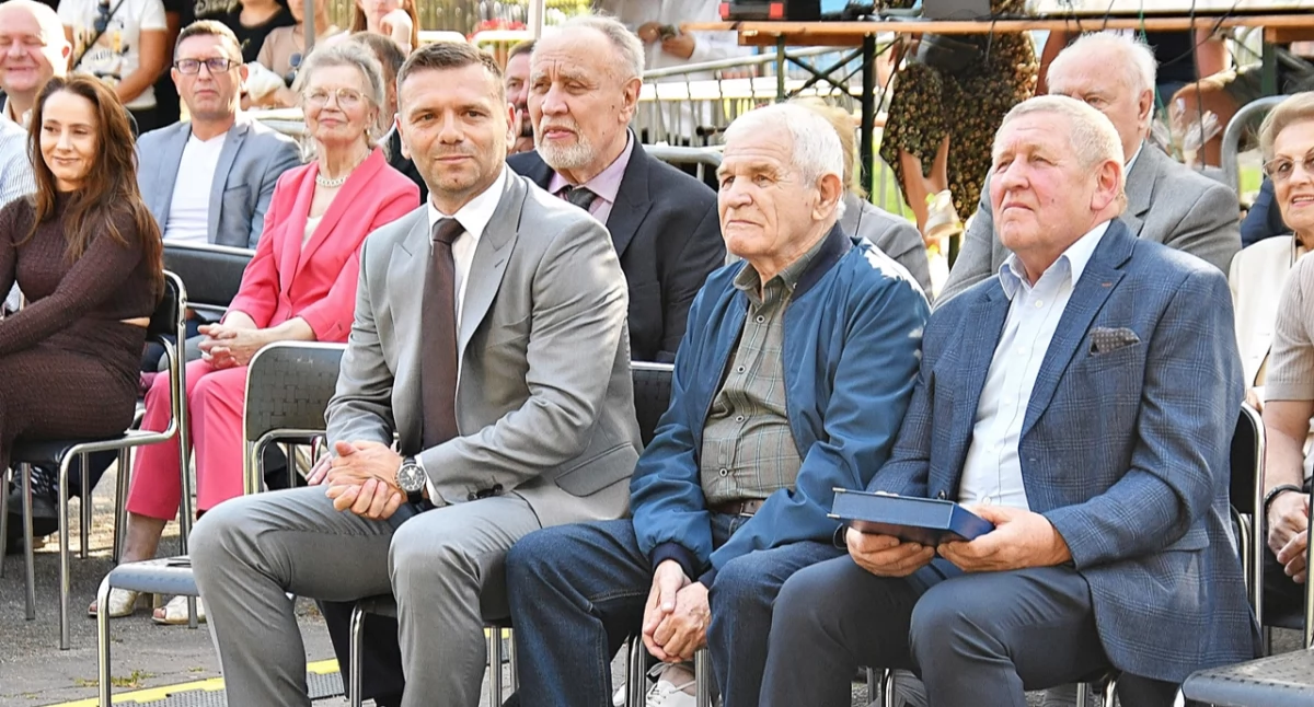 Dyrektor MOSiR Przeworsk Grzegorz Łuczyk (pierwszy z lewej na pierwszym planie) w towarzystwie zasłużonych pracowników. Fot. Anna Schiffer