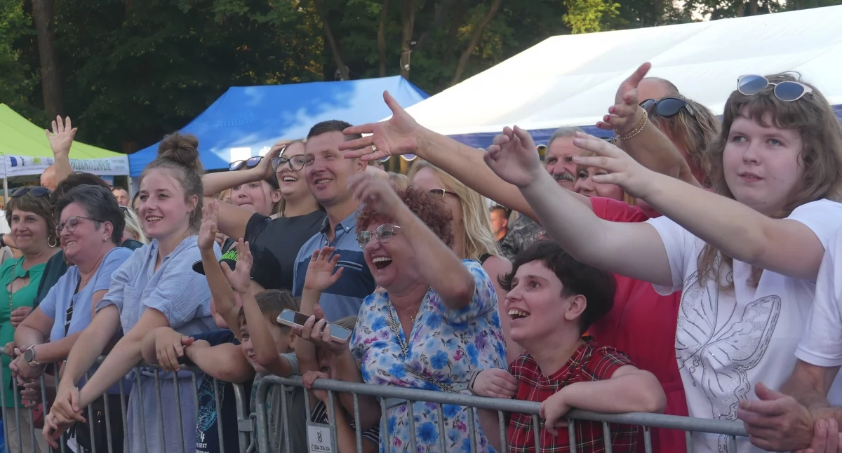 Publiczność pod sceną bawiła się w najlepsze./ FOT. UG Krzywcza