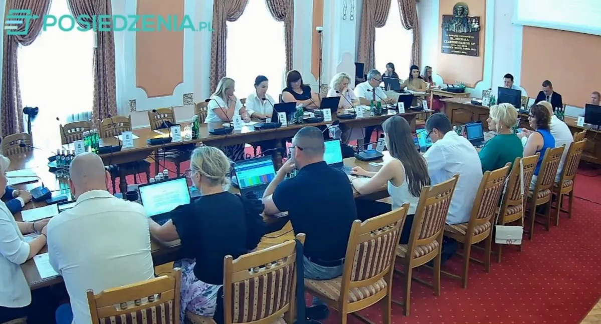 Na sesji wrócił temat wodnego placu zabaw, który finalnie ma zostać ulokowany na bulwarach. Konieczne jest jak najszybsze rozpoczęcie prac nad projektem i uzyskanie pozwolenia wodno-prawnego, by móc liczyć na pozytywne rozpatrzenie wniosku o dofinansowanie ze środków MOF Jarosław – Przeworsk./ FOT. kadr z sesji