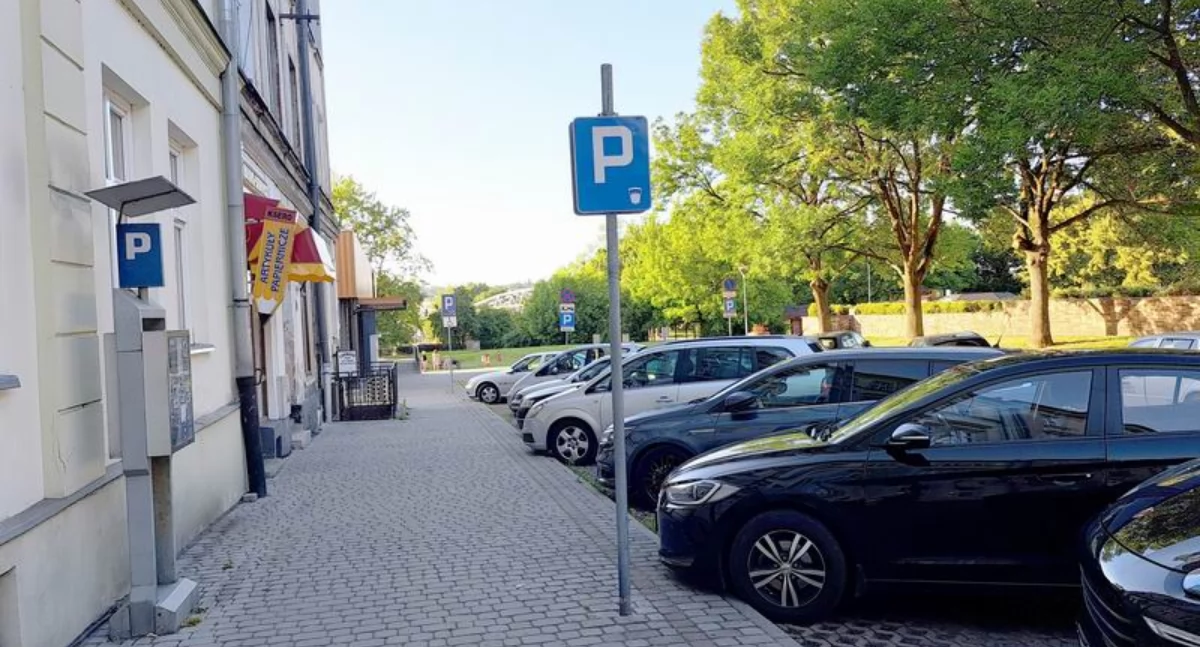 Parkometry istniejące w mieście to urządzenia starego typu, które nie dają możliwości płacenia kartą bankomatową czy blikiem. Sytuacja na szczęście lada chwila się zmieni. Wymiana starych urządzeń na nowe ma nastąpić do 1 października./ FOT. U. Gielo