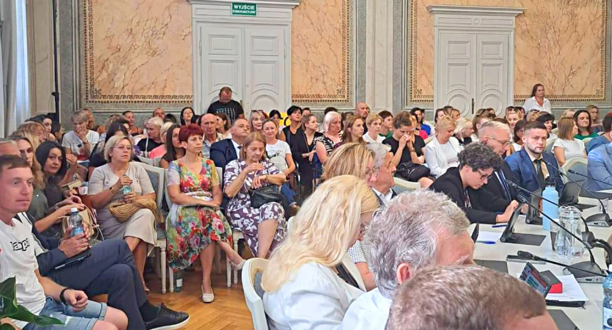 Przebieg ostatniej sesji pozostawiał wiele do życzenia. Największym zaskoczeniem było to, co nastąpiło po 30-minutowej przerwie w obradach, zarządzonej po głosowaniu uchwały o powołaniu do życia Zespołu Szkolno-Przedszkolnego nr 1. Po opuszczeniu sali przez dyrektorów szkół i przedszkoli, nauczycieli i rodziców, bez wcześniejszych zapowiedzi, wprowadzono do porządku obrad punkty dotyczące utworzenia kolejnych 6 zespołów szkolno-przedszkolnych. A następnie je przegłosowano./ FOT. ZW