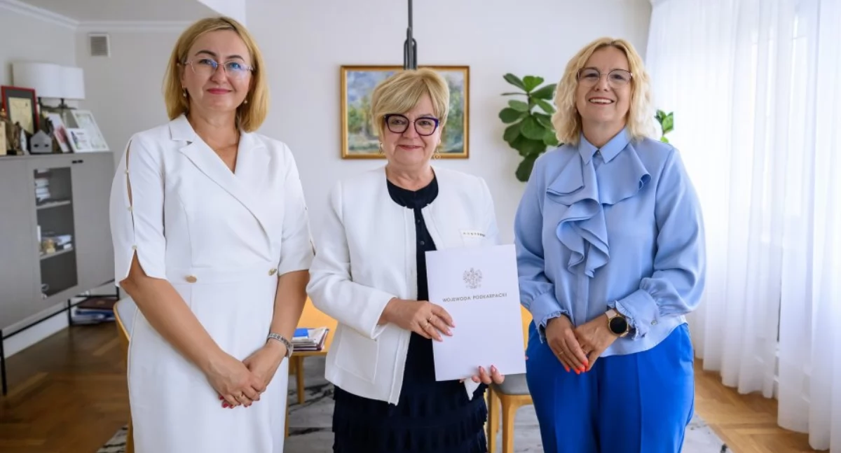 Umowa podpisana w  Podkarpackim Urzędzie Wojewódzkim w Rzeszowie gwarantuje samorządowi dotację w wysokości 1 mln 902 tys. 908,42 zł na zadanie związane z przebudową łącznie 5 dróg./ FOT. PUW Rzeszów