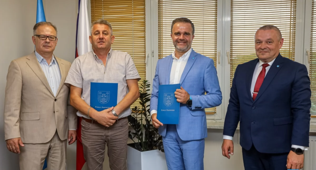 Remont ulicy Jagiellońskiej w Sieniawie będzie kosztował ponad 2,2 mln zł. Koszty po połowie pokryją powiat przeworski i UMiG Sieniawa. Parafowanie umowy w tej sprawie odbyło się 22 lipca./ FOT. Starostwo Powiatowe w Przeworsku