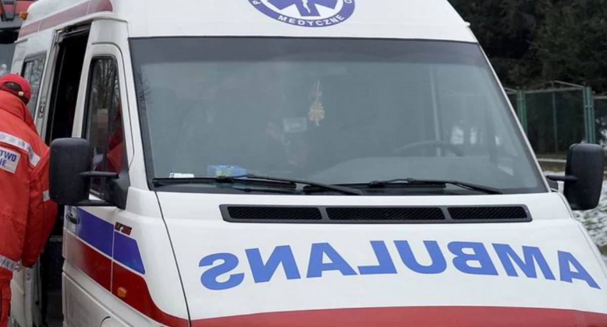 Na miejscu zdarzenia funkcjonariusze wykonali oględziny, podczas których zabezpieczyli ślady i ustalili świadków. Przeprowadzone czynności pozwolą na wyjaśnienie dokładnych okoliczności zajścia. 