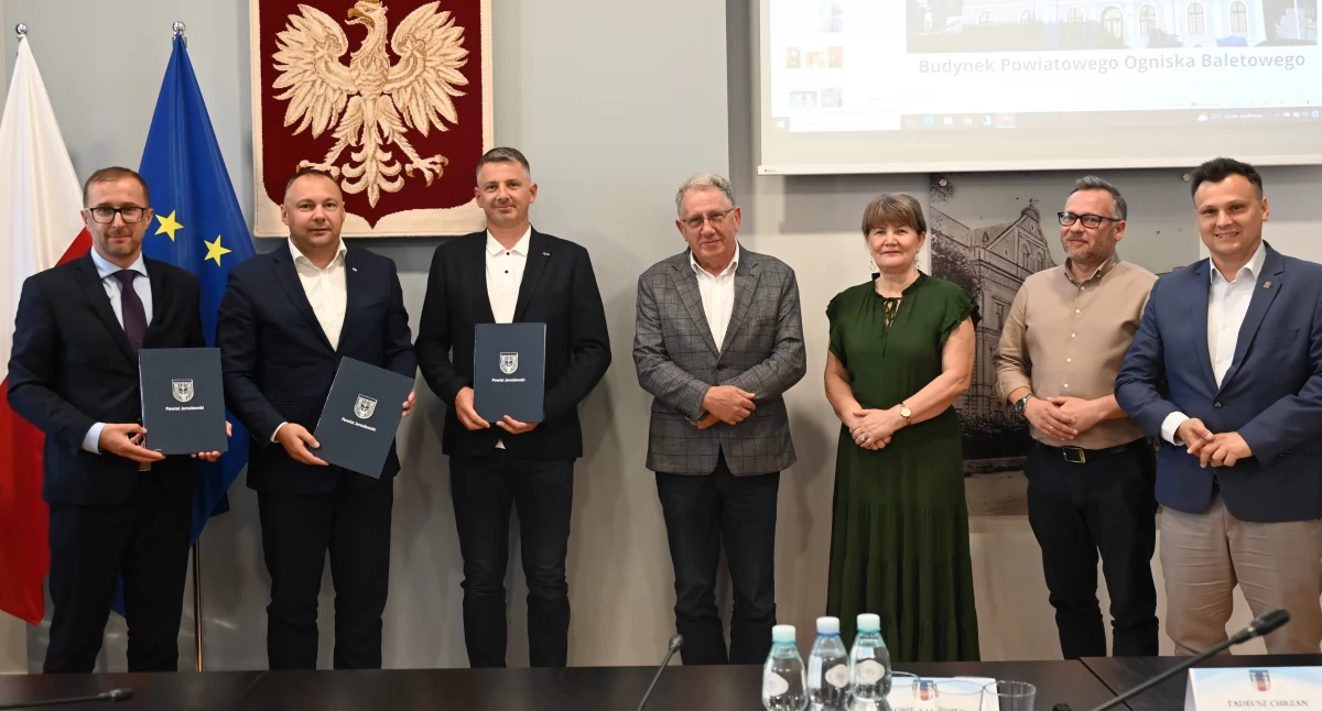 FOT. Do parafowania umowy z wykonawcą doszło podczas konferencji z udziałem posła Tadeusza Chrzana, przewodniczącej Rady Powiatu Jarosławskiego Grażyny Strzelec, burmistrz Jarosławia Marcina Nazarewicza, dyrektora Powiatowego Ogniska Baletowego Roberta Drewniaka oraz starosty jarosławskiego Kamila Dziukiewicza i wicestarosty Krzysztofa Cebulaka. /FOT. Starostwo Powiatowe w Jarosławiu