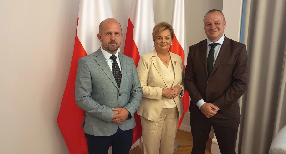 Dotychczasowy skład powstałego w 2008 r. Związku Gmin Fortecznych Twierdzy Przemyśl, który tworzyło dotąd 9 gmin powiatu przemyskiego oraz Gmina Miejska Przemyśl, został rozszerzony o powiat przemyski. Decyzję przypieczętowało podjęta na sesji powiatu uchwała. Na zdjęciu przewodniczący rady Piotr Pękalski, starosta Bożena Ryczan i przewodniczący związku Mirosław Majkowski./ FOT. Starostwo Powiatowe w Przemyślu