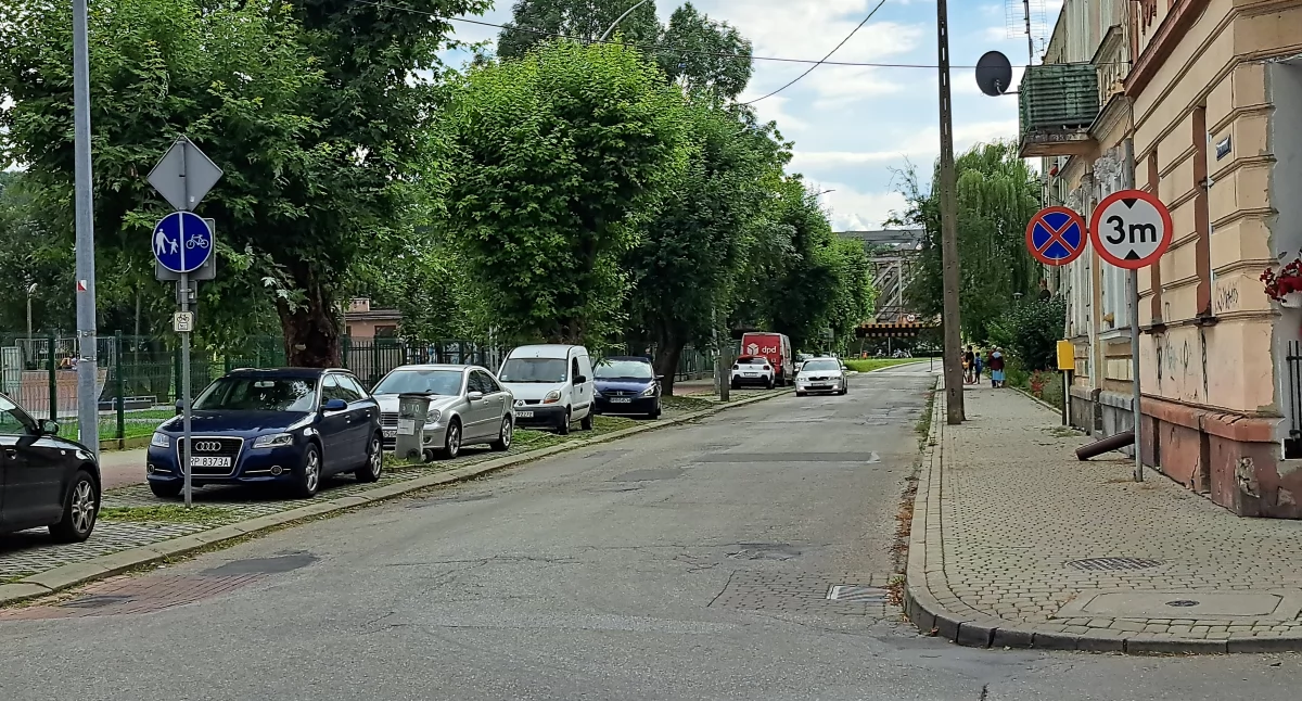 Póki co miasto nie planuje montażu progów zwalniających na ul. 22 stycznia. Nie sposób byłoby tu zachować wymaganej przepisami odległości 25 metrów od najbliższej konstrukcji nośnej muru czy domu./ FOT. U. Gielo
