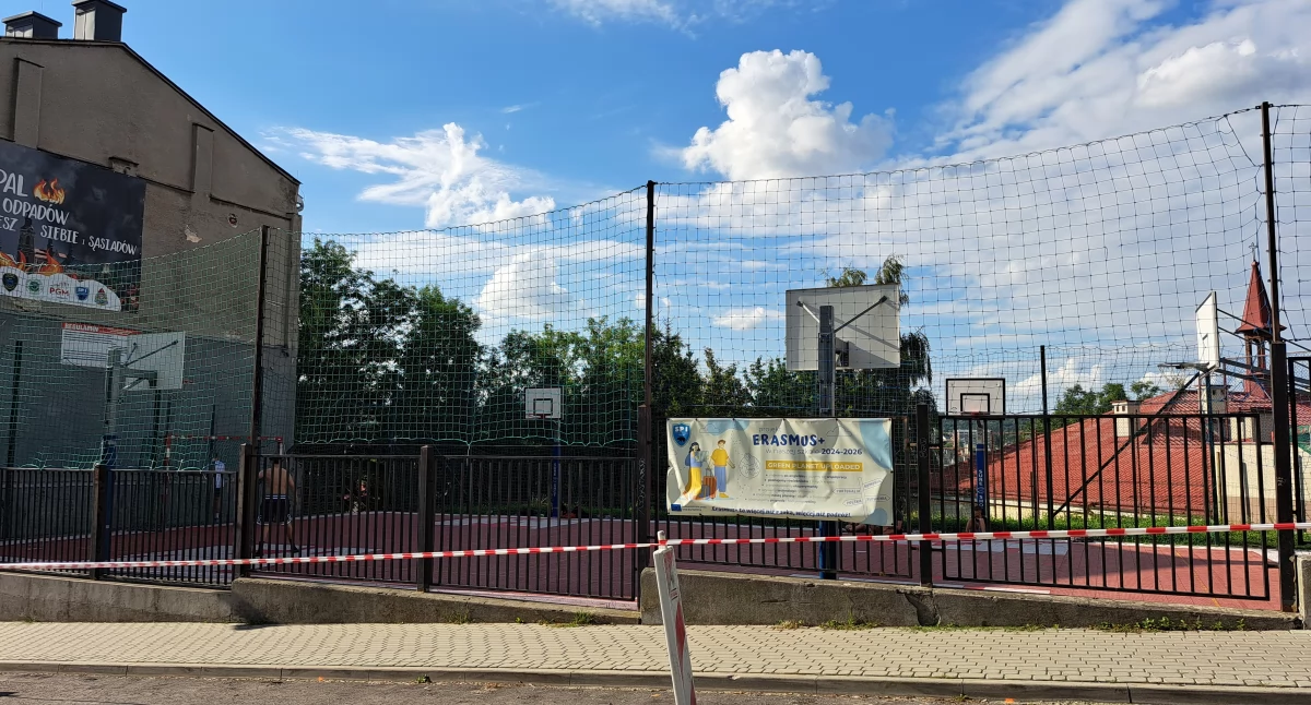 Radni zabezpieczyli kwotę 20 tys. zł z przeznaczeniem na monitoring boiska przy Szkole Podstawowej nr 1 w Przemyślu, co wpłynąć ma na poprawę bezpieczeństwa uczniów i zapobiec aktom wandalizmu i dewastacji./ FOT. U. Gielo