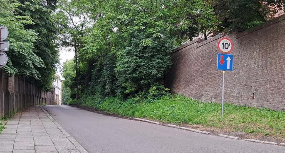 Aktualnie zastosowanym na ulicy Popiełuszki rozwiązaniem jest znak „pierwszeństwo na zwężonym odcinku jezdni”. Życie pokazuje jednak, że nie do końca spełnia on swoje zadanie./ FOT. U. Gielo