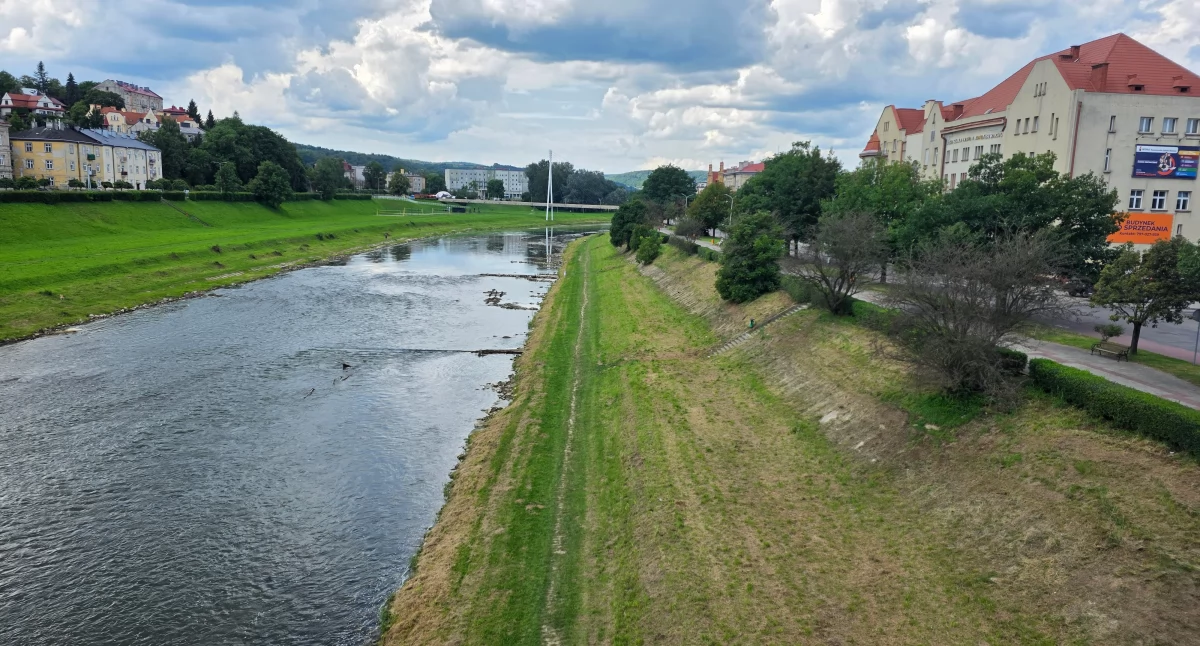 Jakość schodów, szczególnie od mostu im. Orląt Przemyskich w kierunku osiedla na Kmieciach po stronie zasańskiej i do Hotelu Accademia od strony Wybrzeża Józefa Piłsudskiego, pozostawia wiele do życzenia./Fot.zw