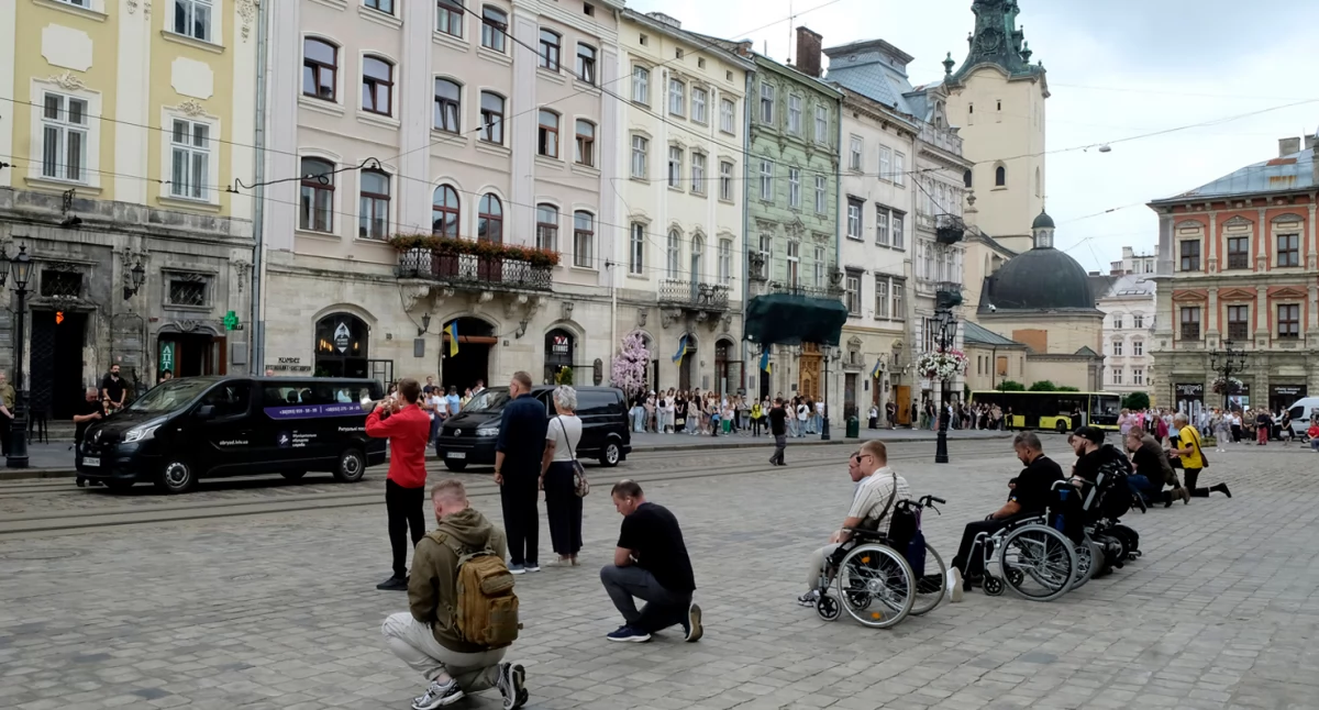 Pożegnanie bohaterów na rynku. W tle katedra łacińska./Fot. Jacek Szwic 