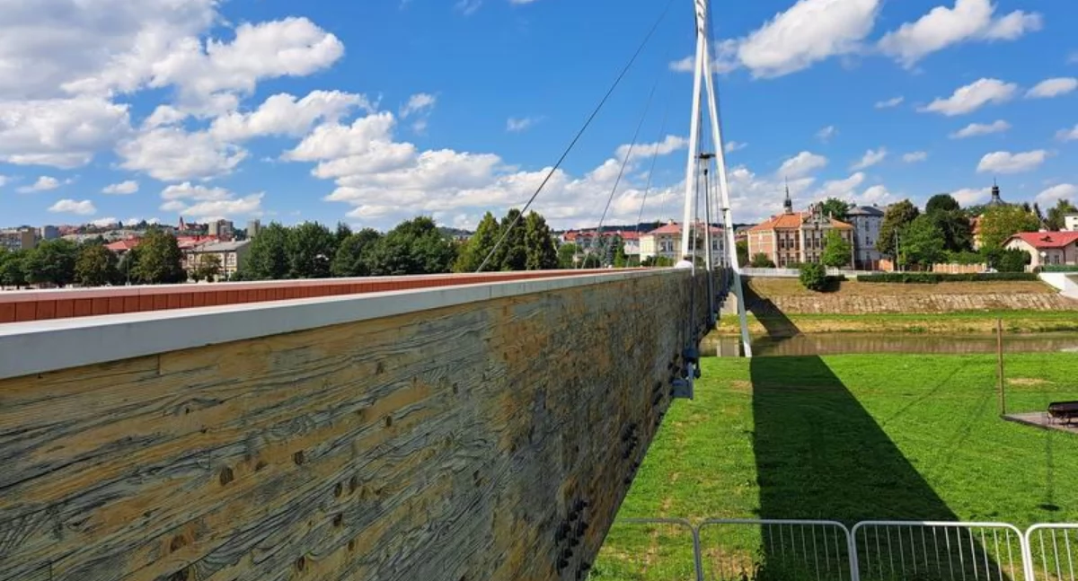 Kładka pieszo-rowerowa z biegiem lat zaczyna wykazywać oznaki zużycia i co jakiś czas wymaga prac remontowo-konserwacyjnych. Materiał, z którego została wykonana, poddaje się wpływowi warunków atmosferycznych i tak naprawdę obiektowi przydałby się kompleksowy remont./ FOT. U. Gielo