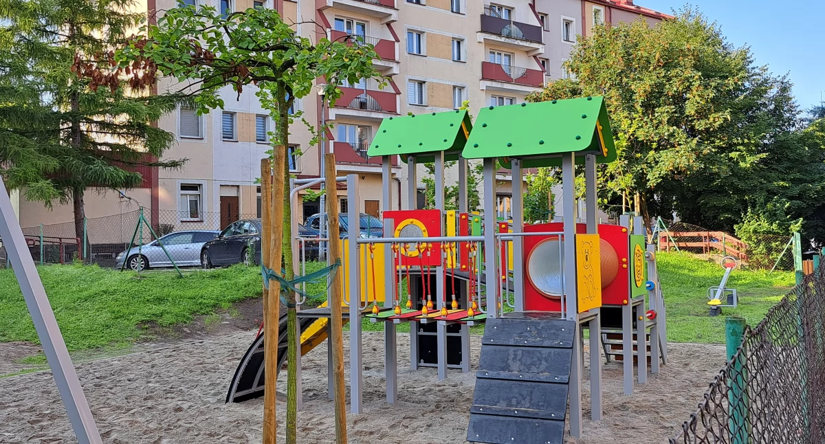 Zupełnie nową przestrzeń do zabawy i rekreacji stworzono w ramach zadania „Modernizacja osiedlowego placu zabaw przy ul. Bohaterów Getta na osiedlu Kopernika w Przemyślu”./ FOT. U. Gielo