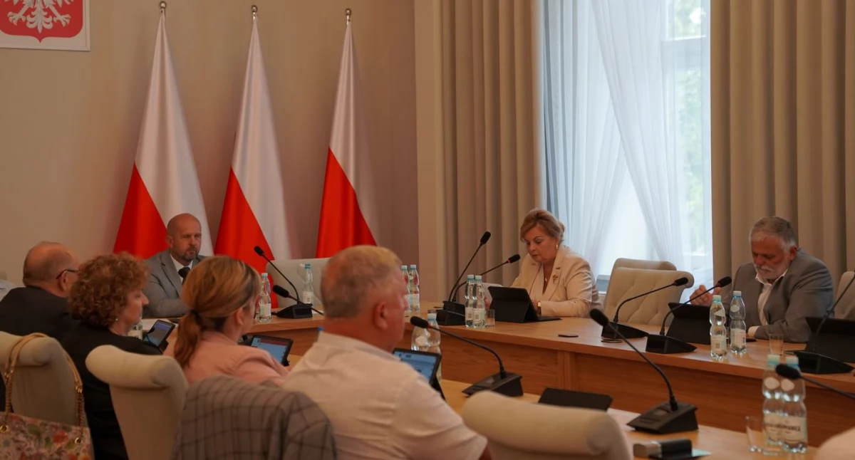 Planowane inwestycje związane z drogami powiatowymi, do których dorzuciły się gminy, były głównym tematem wieńczącej pierwszy miesiąc wakacji sesji Rady Powiatu Przemyskiego./ FOT. Starostwo Powiatowe w Przemyślu