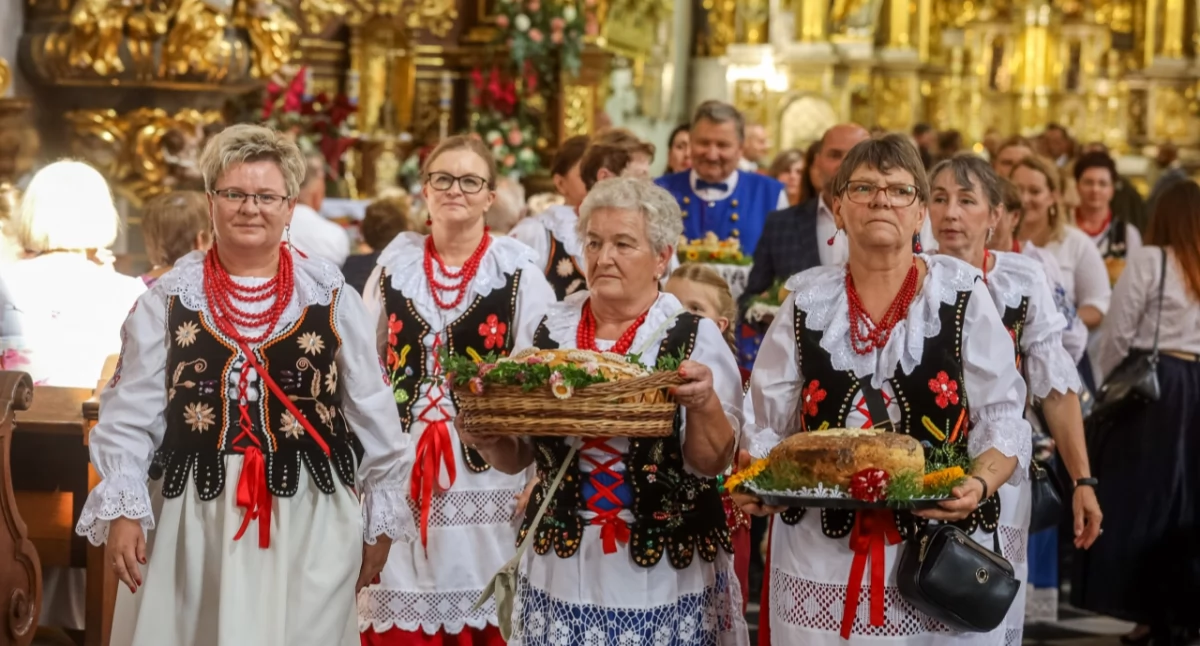 Poświęcenie chlebów przygotowanych przez koła gospodyń z powiatu przeworskiego odbyło się podczas okolicznościowej mszy św. w Sanktuarium Grobu Bożego w Przeworsku./ FOT. Starostwo Powiatowe w Przeworsku