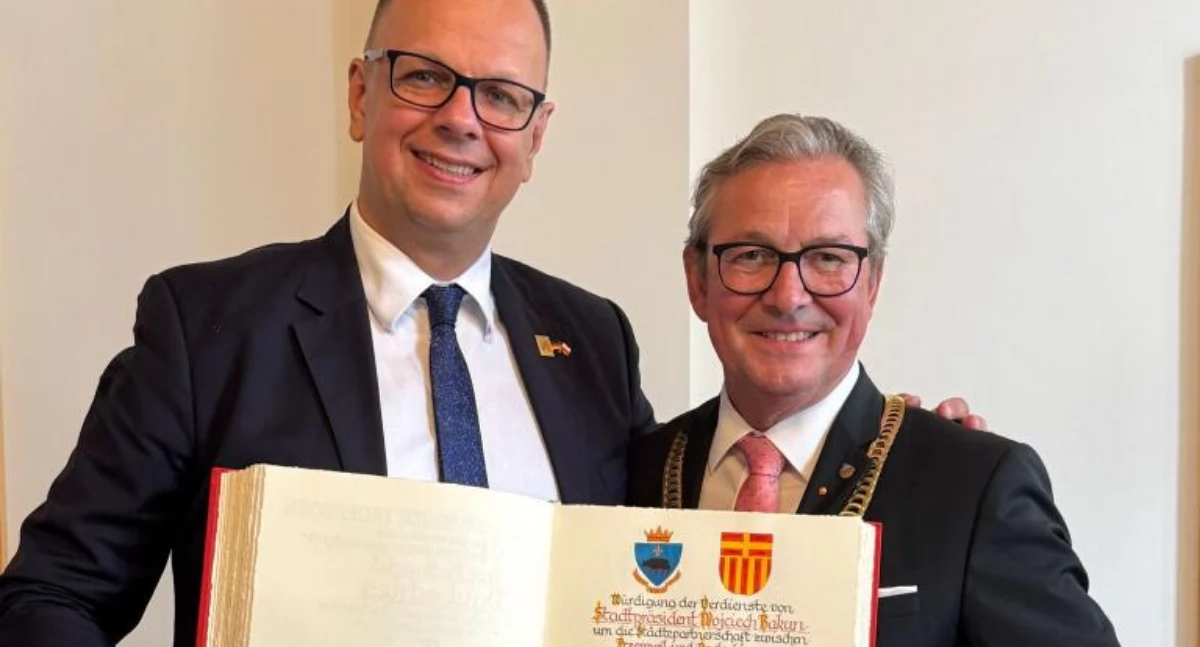 W ostatnim dniu wizyty w partnerskim mieście prezydent Wojciech Bakun wpisał się do Złotej Księgi miasta Paderborn (Goldenes Buch). Taka propozycja złożona przez gospodarza partnerskiego Paderborn była formą uhonorowania i symbolicznego przypieczętowania trwających od lat dobrych relacji./ FOT. UM Przemyśl
